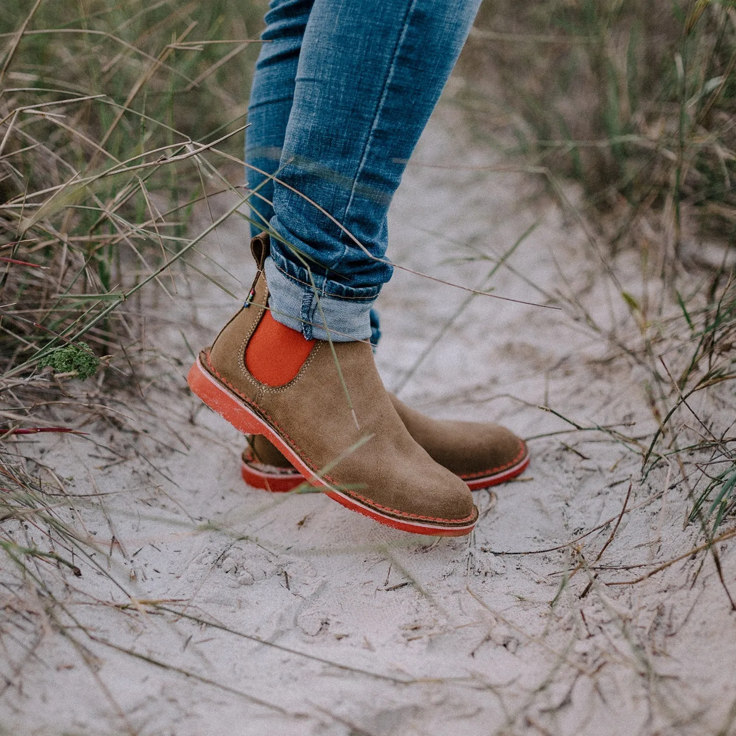 VELDSKOEN CHELSEA BOOT PINOTAGE (RED SOLE)